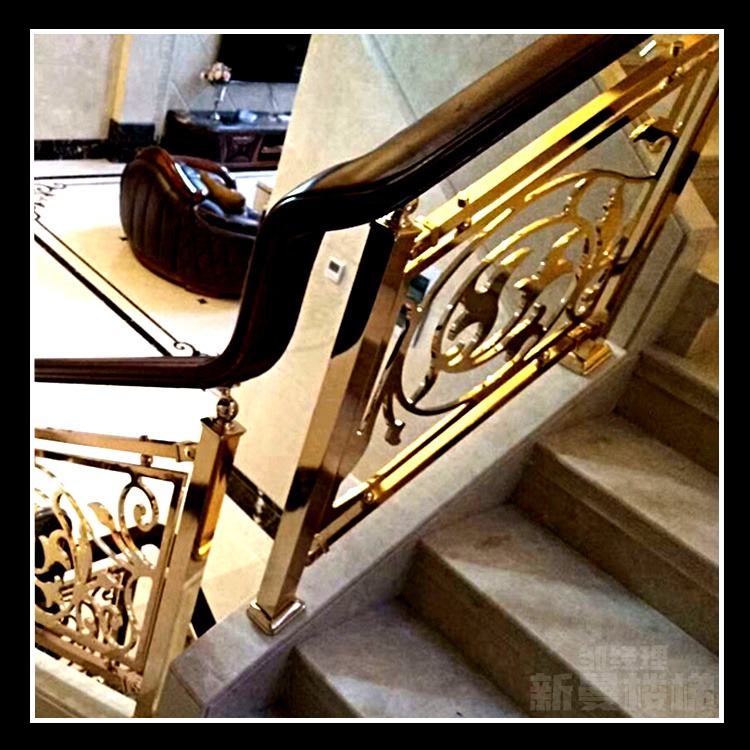 铜楼梯扶手造型简练且具现代感
