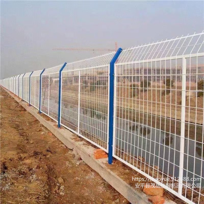 铁丝网围栏框架护栏网定制公路护栏网浸塑围栏蓝白护栏网图片