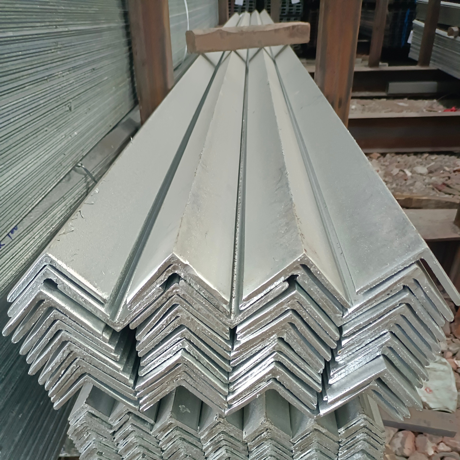 镀锌角钢 Q235等边角铁建筑角钢 可切割折弯角钢钢材一站式采购