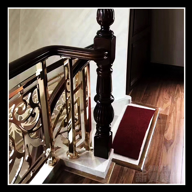 圆弧楼梯设计 别墅室内铝艺楼梯 玫瑰金铝雕花扶手新图片新曼