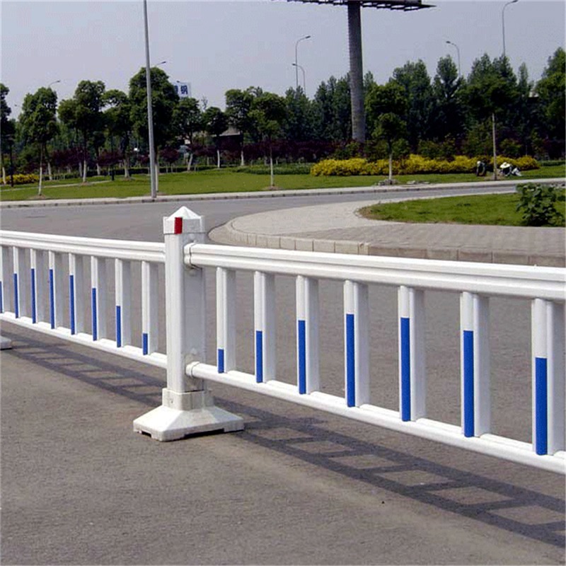 常用蓝白隔离护栏 防锈市政护栏交通隔离栏 质量可靠 专业定制