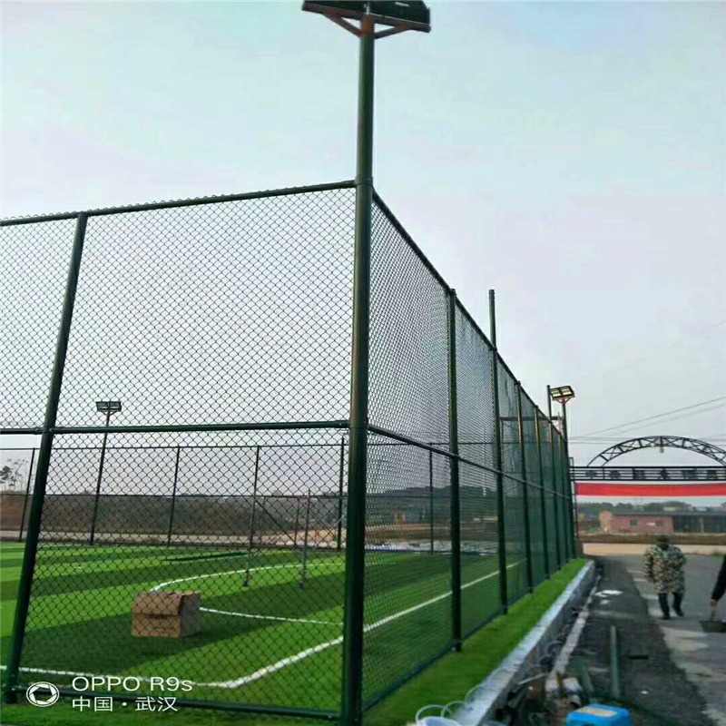 厂家直供菱形勾花网足篮球场低碳钢丝防护操场围栏峰尚安图片