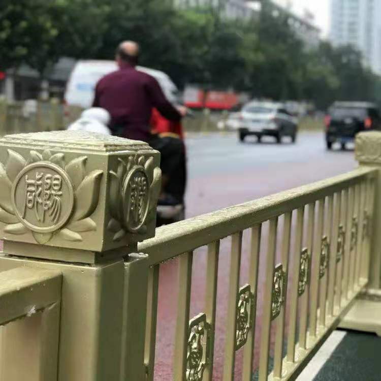 渭南黄金色护栏 定制城市道路护栏 渭南道路隔离栏 陕西方元浩宇