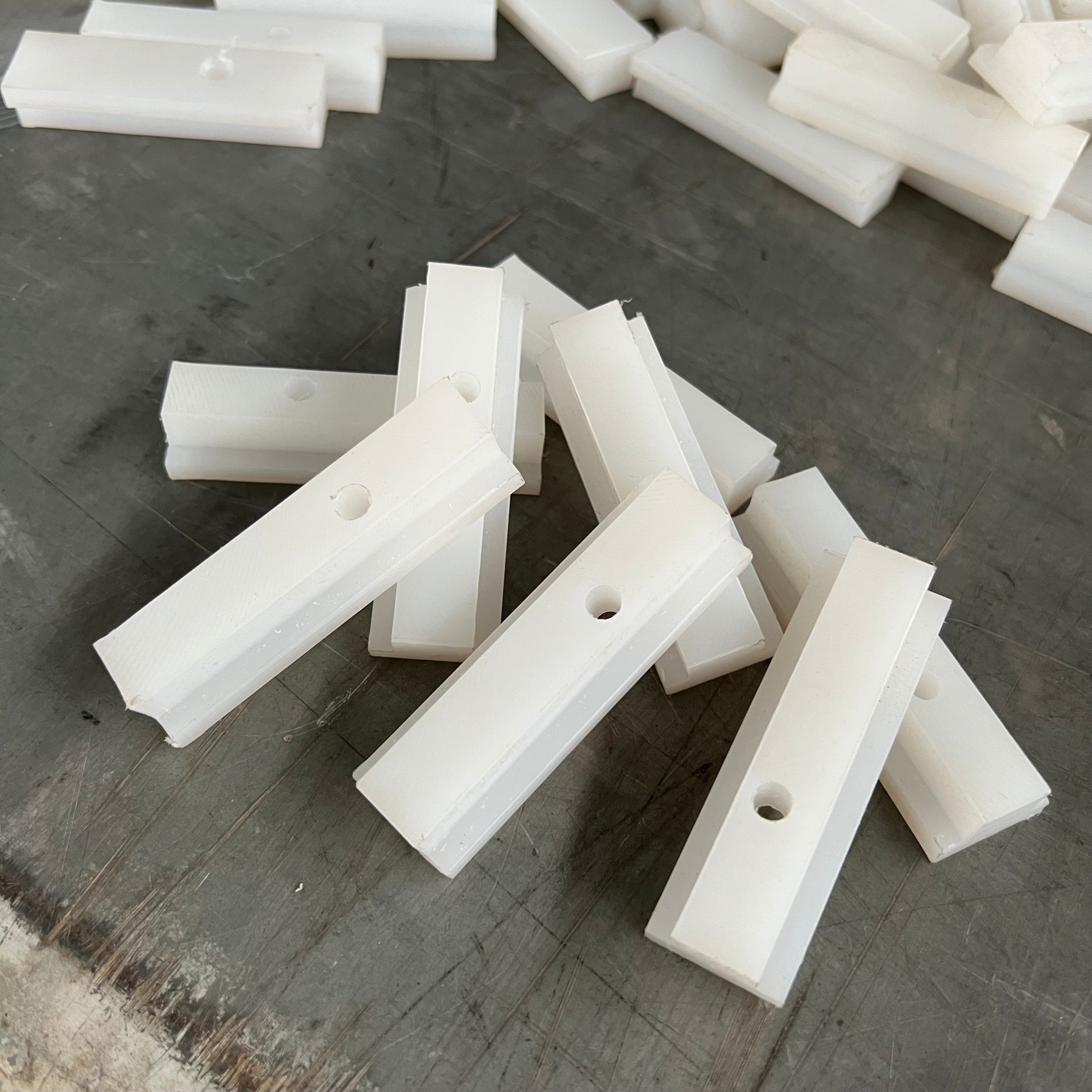 宝泰 高耐磨尼龙块 PA6阻燃尼龙滑块 供应工业塑料块图片