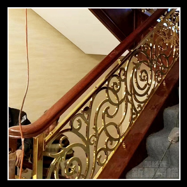 别墅铜楼梯 搭配水晶吊灯K金栏杆主流媒体争相报道图片