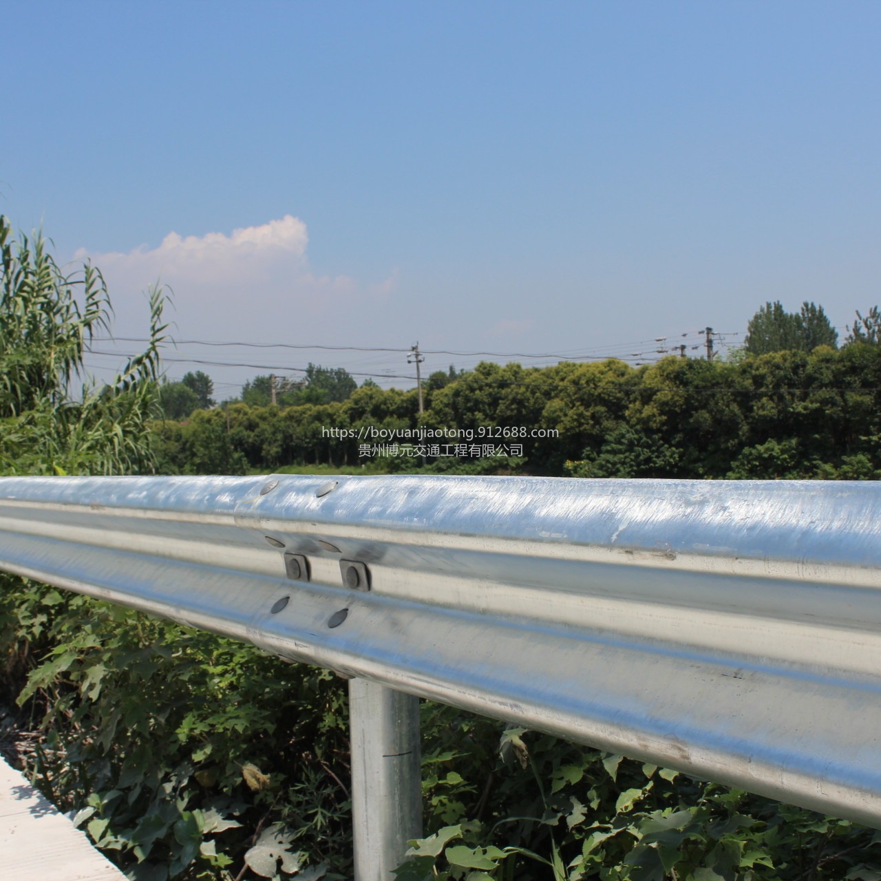 贵州遵义sdt  镀锌板 喷塑波形护栏 护栏托架 厂家定制