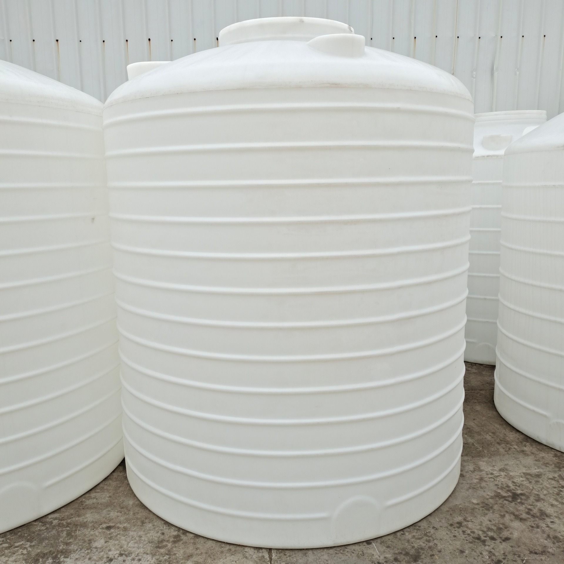 河南信阳 8吨塑料罐一次成型 工业用pe储水罐供水 带螺纹盖 立式平底