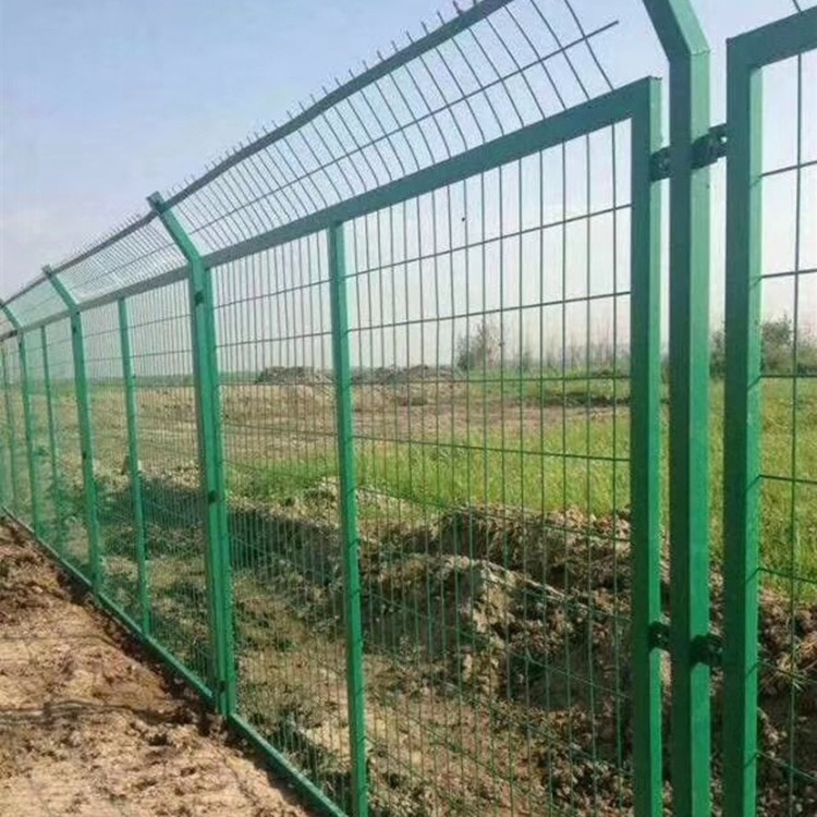 草绿色框架护栏网 圈地养殖铁丝围栏现货 公园小区两侧防护网