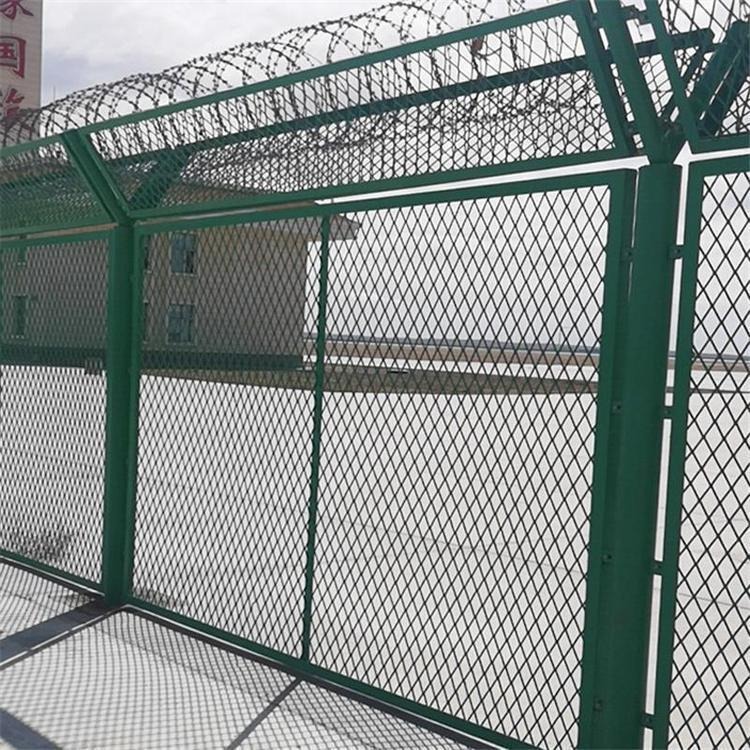 监狱用护栏网 封闭式防攀爬刺丝防护网 看守所隔离加高钢网墙