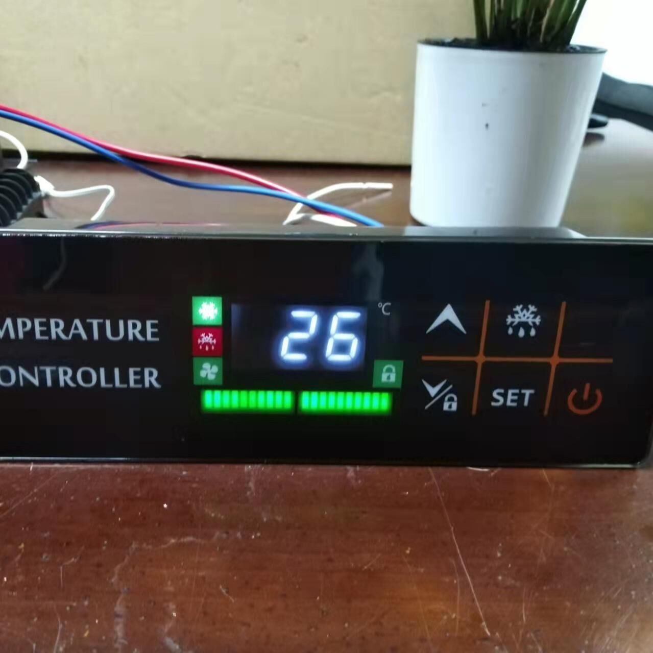 温度控制器  KR-704  特点：温度显示 温度控制 风机控制 化霜控制 超限报警 故障自诊断图片