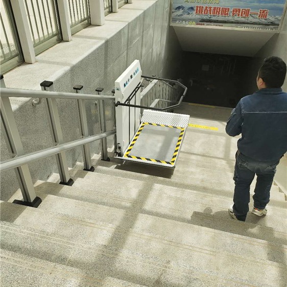 轮椅斜挂式平台 残疾人电梯轨道式 新芜区无障碍升降平台
