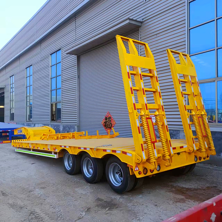 平板运输挖机拖车 机械爬梯低平板半挂车近期报价