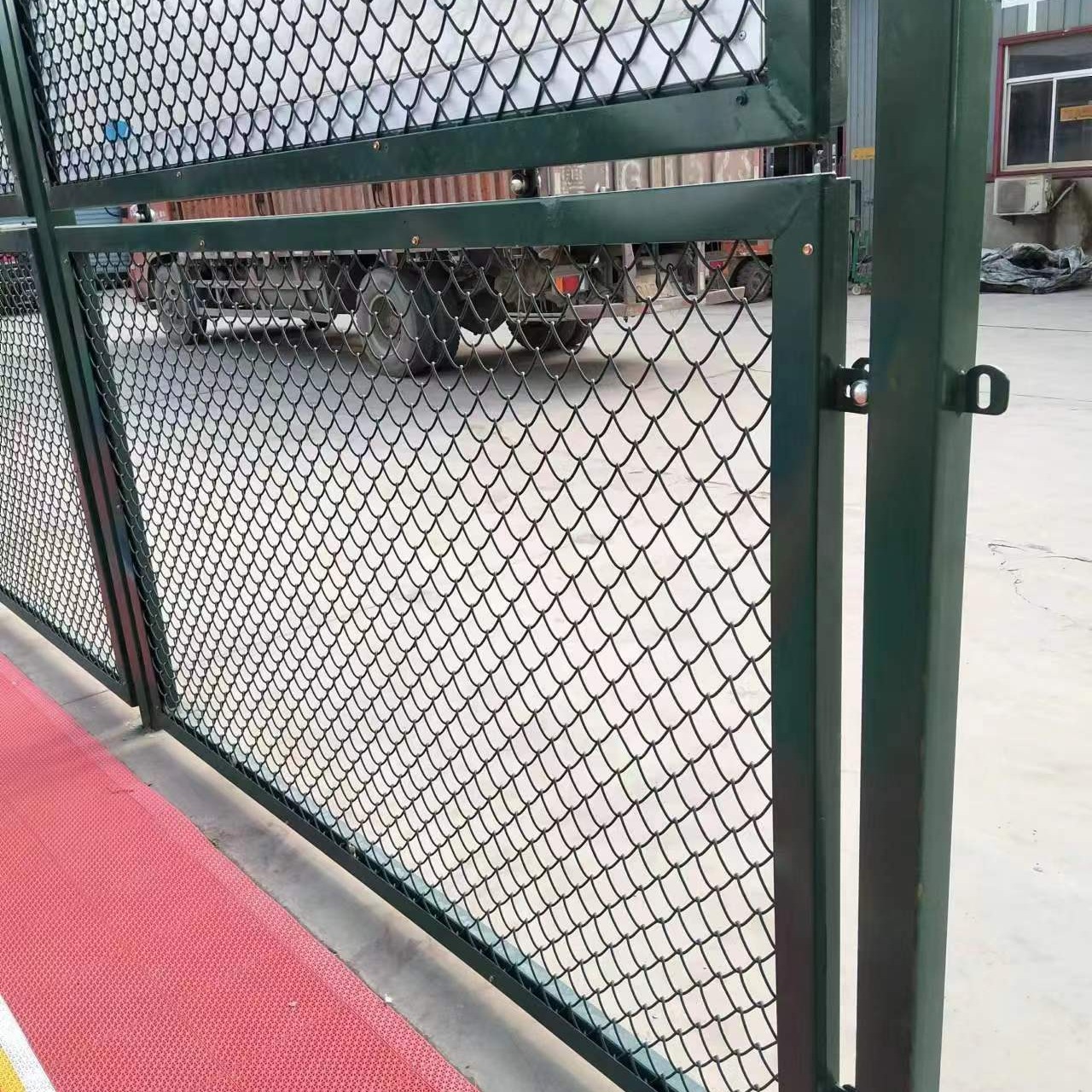 源头厂家实地安装场地围网场地护栏晶康牌围栏质量优