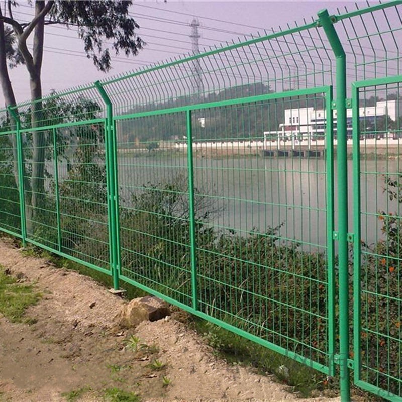 亚奇带折弯护栏网 高速隔离带边框护栏网 圈地鱼塘护栏网批发