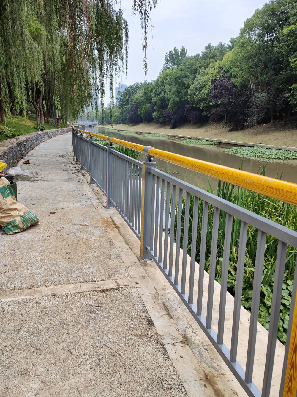 南京江宁景观河道护栏,仿木纹护栏 铝合金护栏