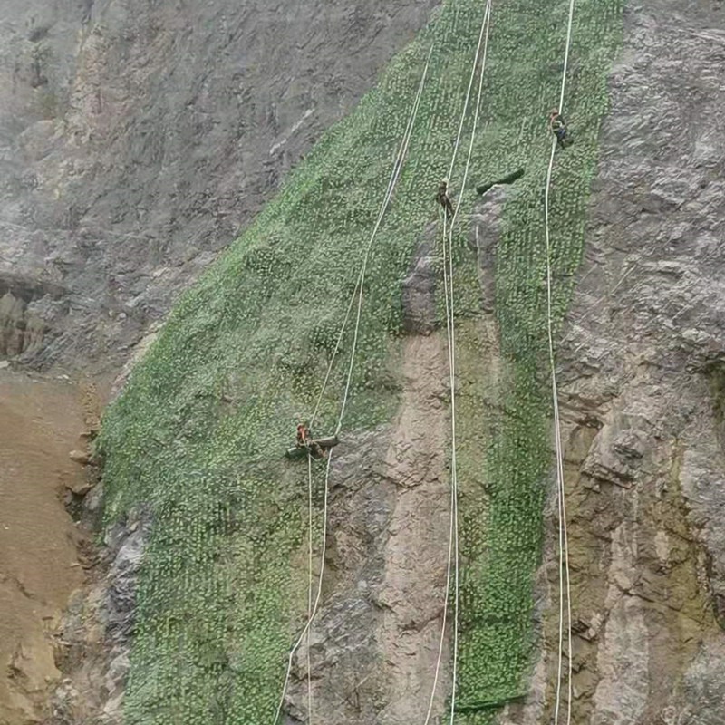 绿叶网覆盖矿山边坡绿叶网安装视频