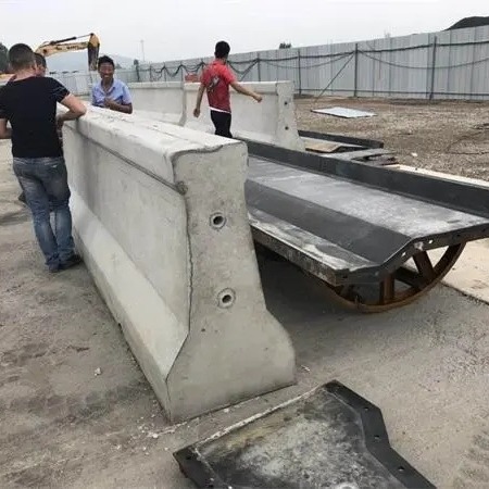 喀什地区防护墙钢模板 防撞隔离墩模具介绍 公路分隔带模具制作 巨盛分隔带模具图片