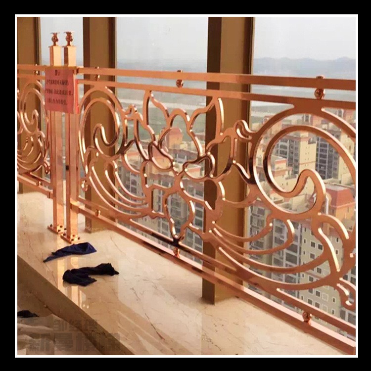 荆门新曼承接酒店 弧形铜夹玻璃楼梯护栏 大堂轻奢装修铜艺制品