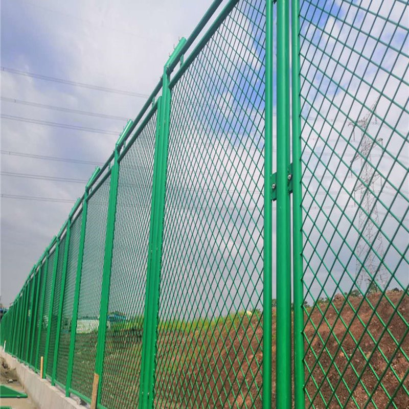 天津港口停车场围栏网  斜方孔浸塑护栏网  保税区钢板网防护