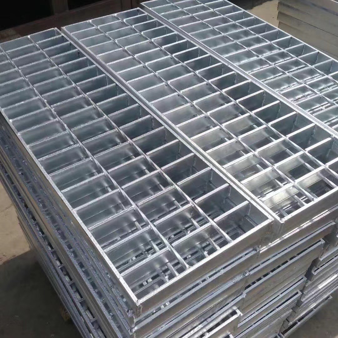 烨坤 厂家直供 热镀锌钢格板 排水沟盖板 楼梯踏步板 平台承重板 异型钢格板 防滑踏板图片