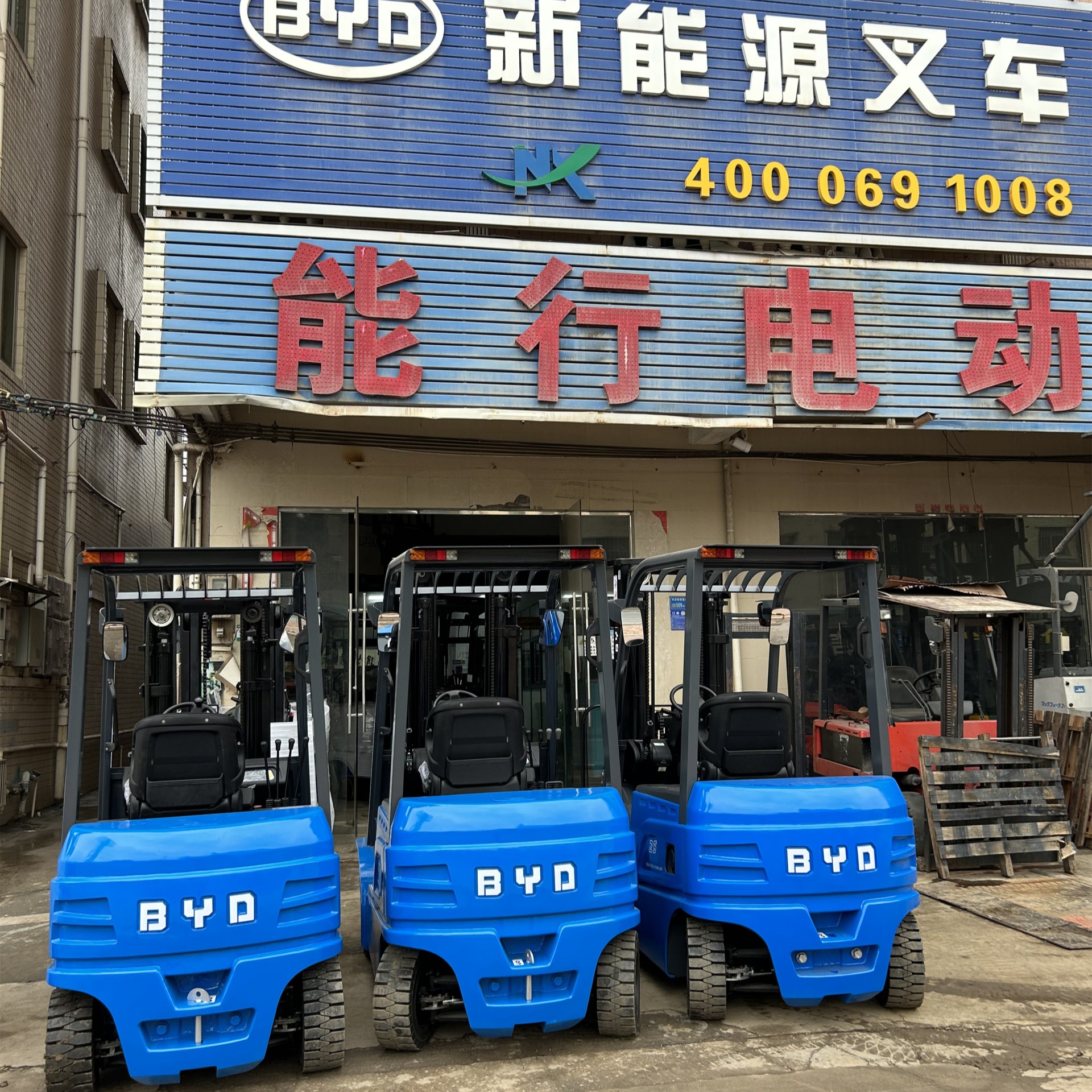 惠州叉车出租 三节全自由升4.5米比亚迪CPD25锂电池叉车出租