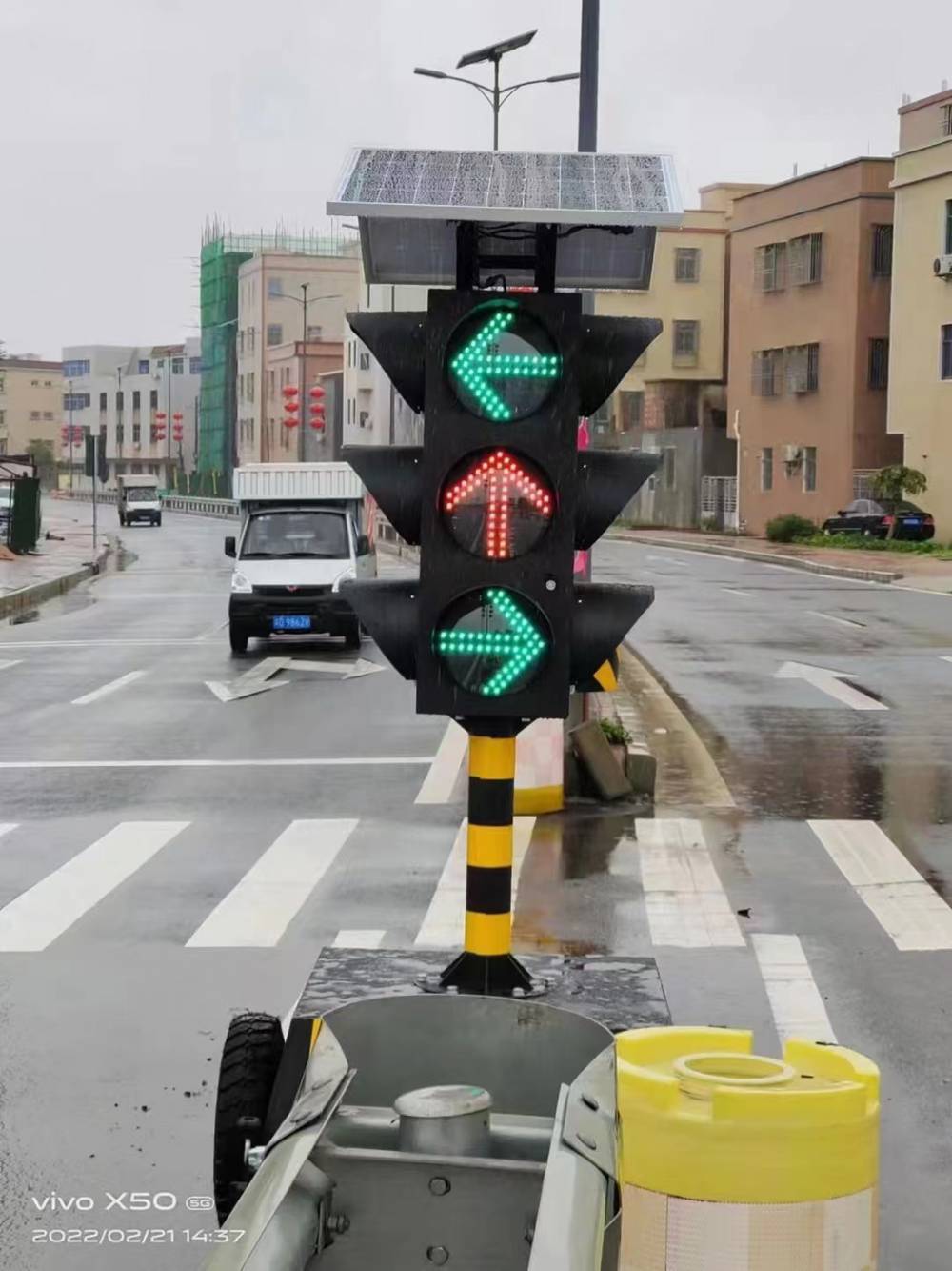 移动红绿灯太阳能一体式交通信号灯四面三灯LED满盘地面应急警示