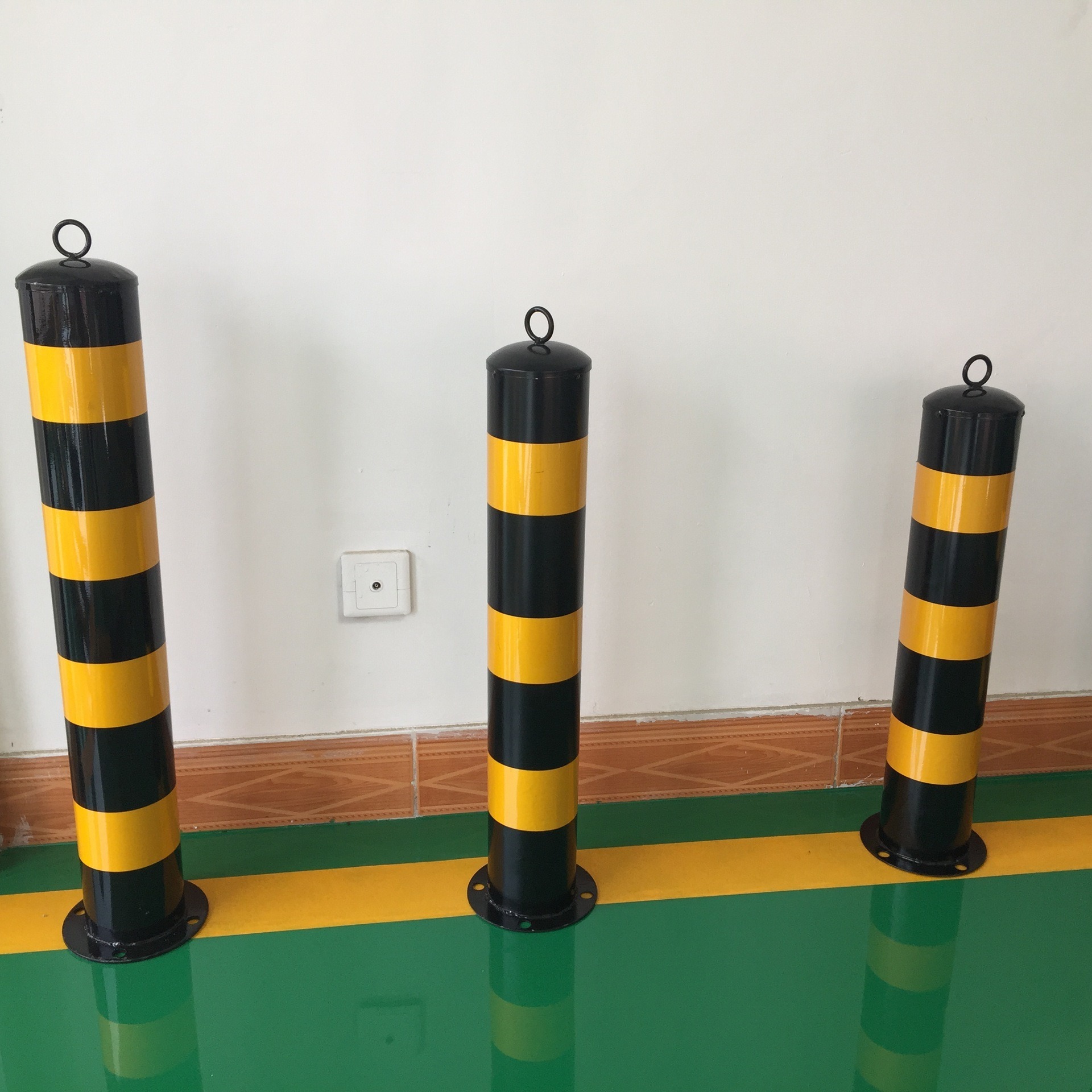 道路黄黑色钢管警示柱 管径高度可定做 厂房防撞柱