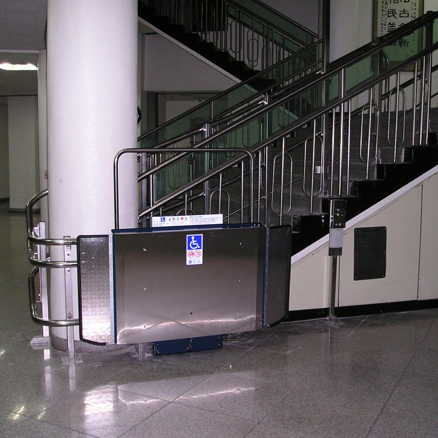 高铁斜挂式升降机 斜挂电梯用途 启运成都生产斜挂轮椅爬楼电梯厂家