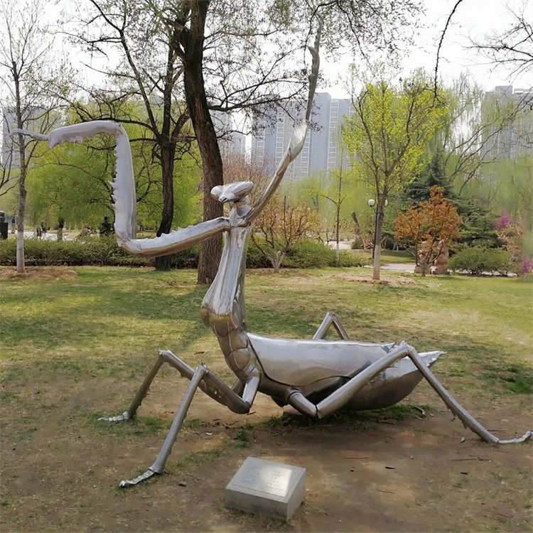 抽象不锈钢螳螂雕塑，昆虫主题雕塑图片
