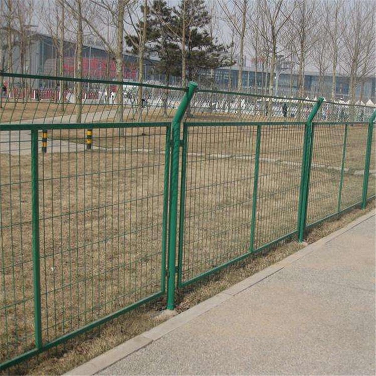 养鸡围栏铁丝网 公路双边护栏网厂家 三角折弯护栏网价格图片