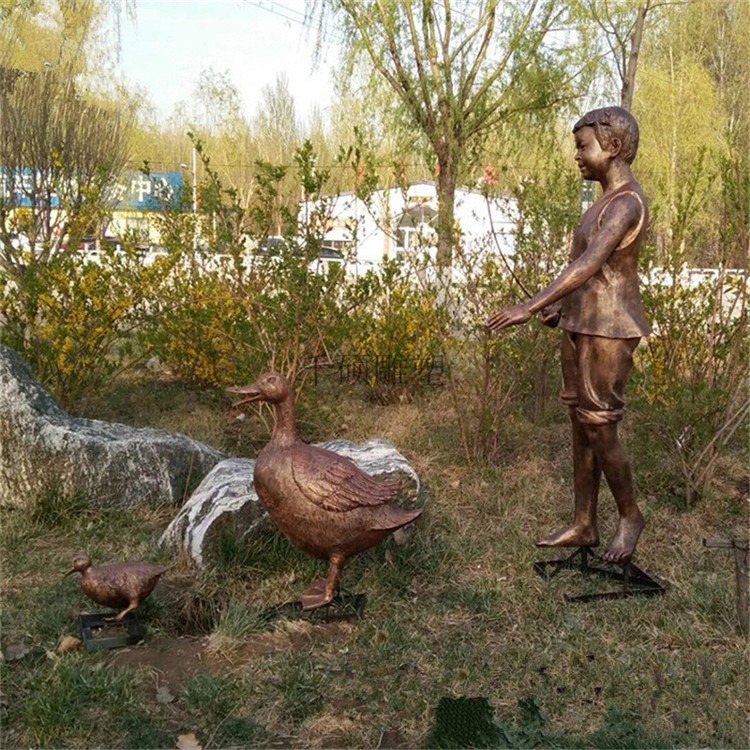 玻璃钢童趣主题雕塑，小孩赶鸭雕塑