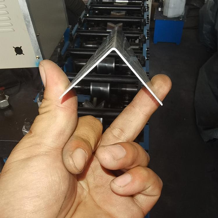 定制全自动数控角铁设备 角铁带冲孔成型机 板房包角机 阳角机设备厂家