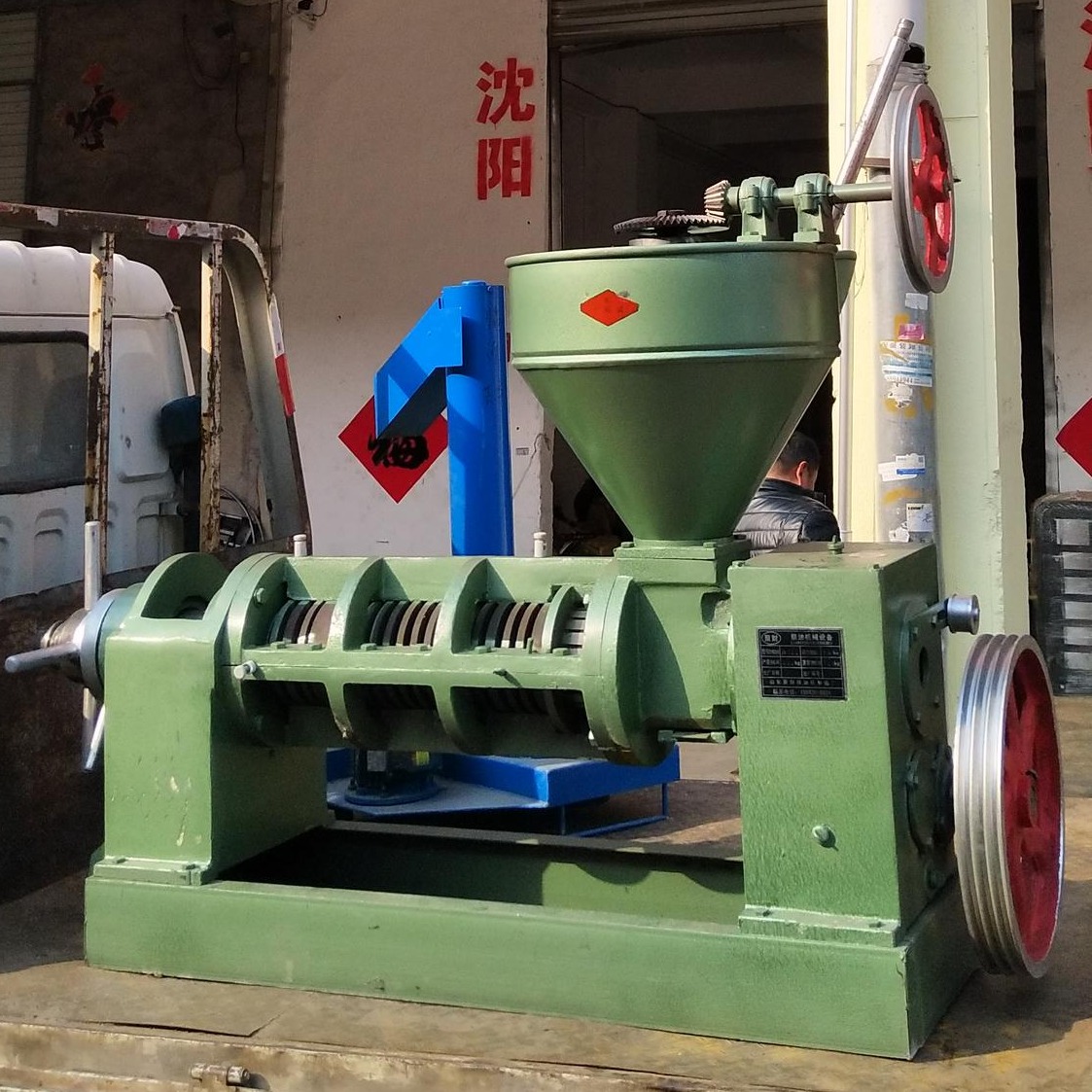 平江菜籽榨油机械 常熟花生榨油机设备 聚财榨油机有卖的图片