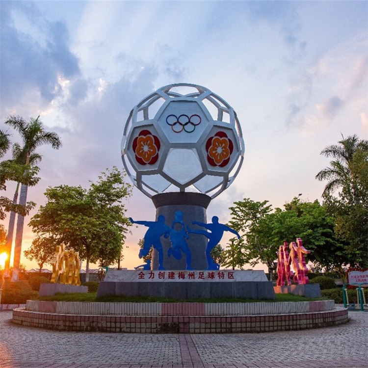 室外大型校园足球雕塑，不锈钢足球雕塑图片