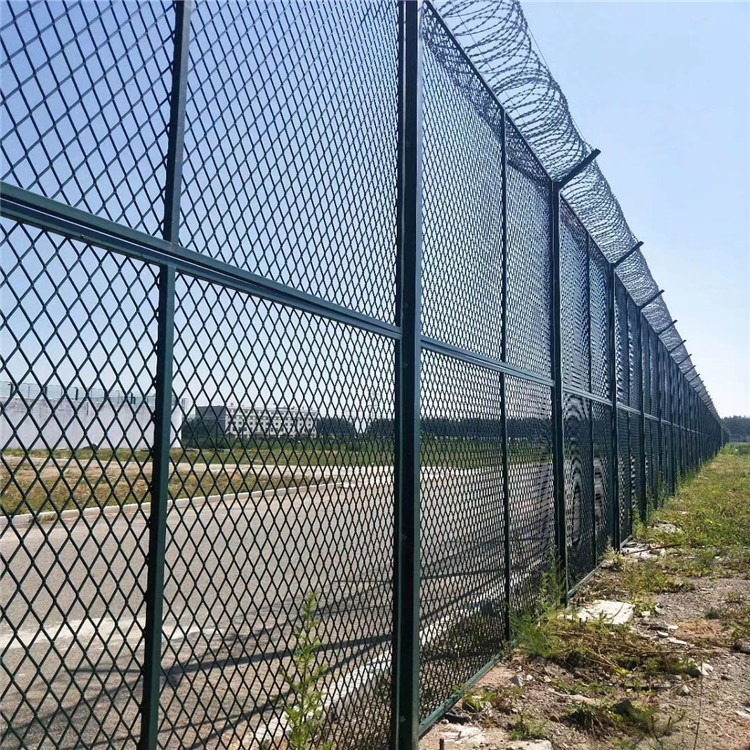 监狱防攀爬钢网墙设计施工 监狱内五外十隔离网  不锈钢巡逻道监区金属隔离网