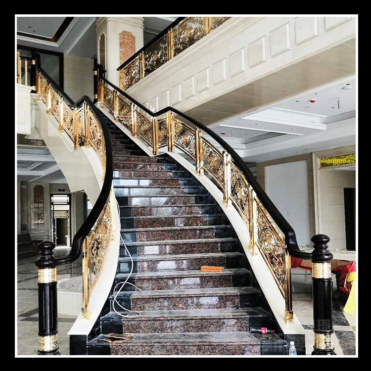 客厅铜艺雕刻楼梯装饰 金色铜板踏步搭配黄铜扶手制品