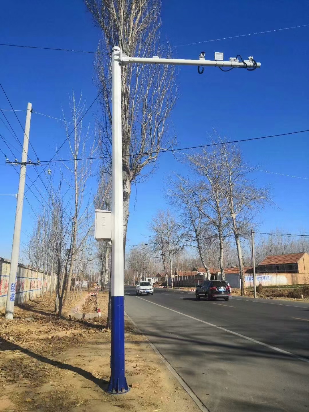 单悬臂道路标志杆不锈钢防腐道路交通小区安防用白色城市园区多功能可以定制