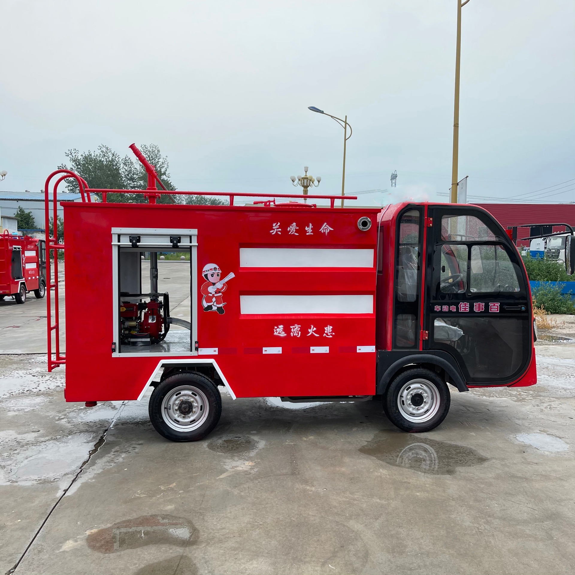 小型水罐消防车 应急巡逻车 装超威电池 轻松驾驶 物业景区使用 中运威图片