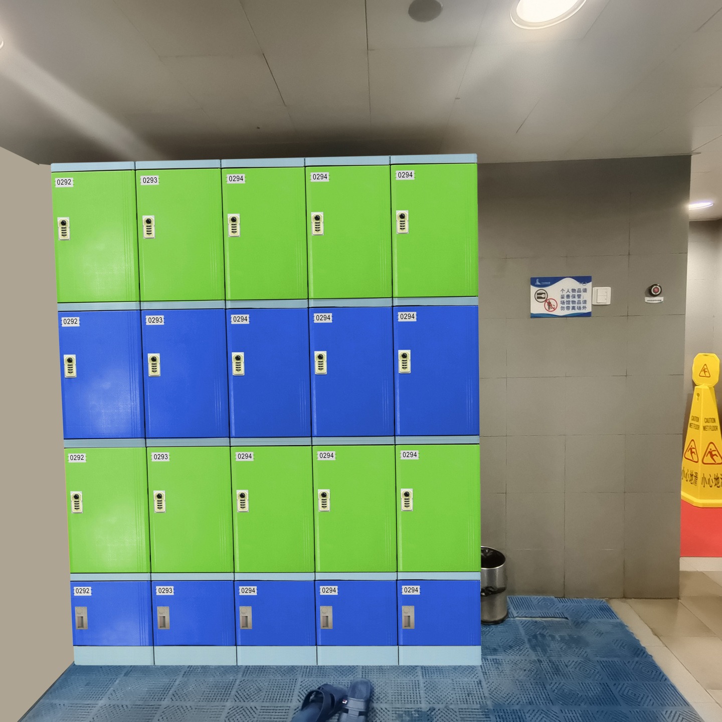 南京游泳馆ABS塑料更衣柜  浴室澡堂abs塑料柜 宿舍塑料储物柜 厂家定制颜色图片