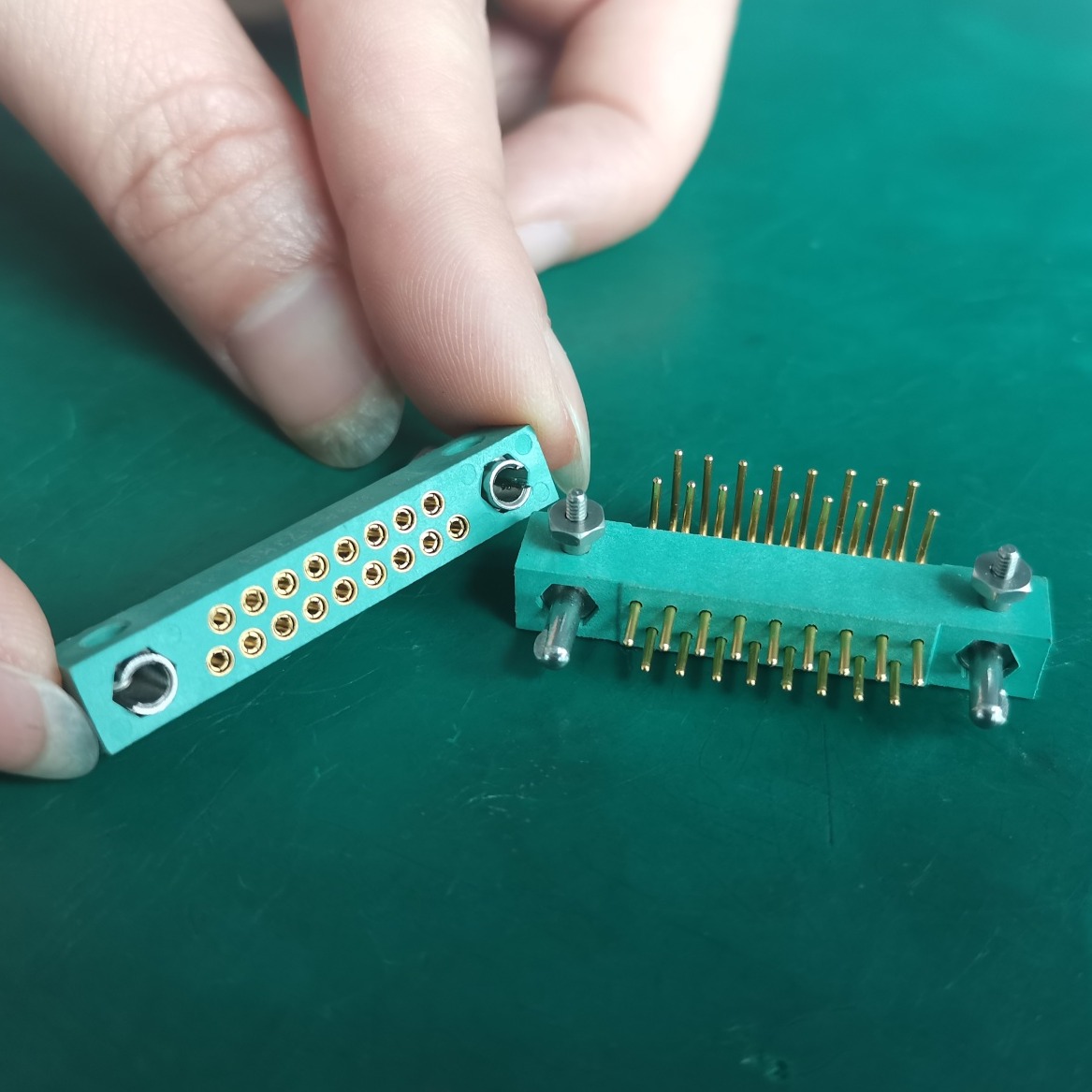 印制板连接器  采用线簧插孔，具有适应振动环境 带不锈钢锁紧装置，插拔次数可达到 10000次以上图片