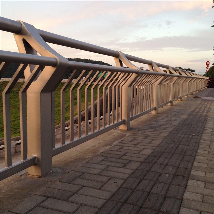 江苏省不锈钢护栏专业定制 不锈钢复合管栏杆 加固防生锈彩带灯光防护栏贵和