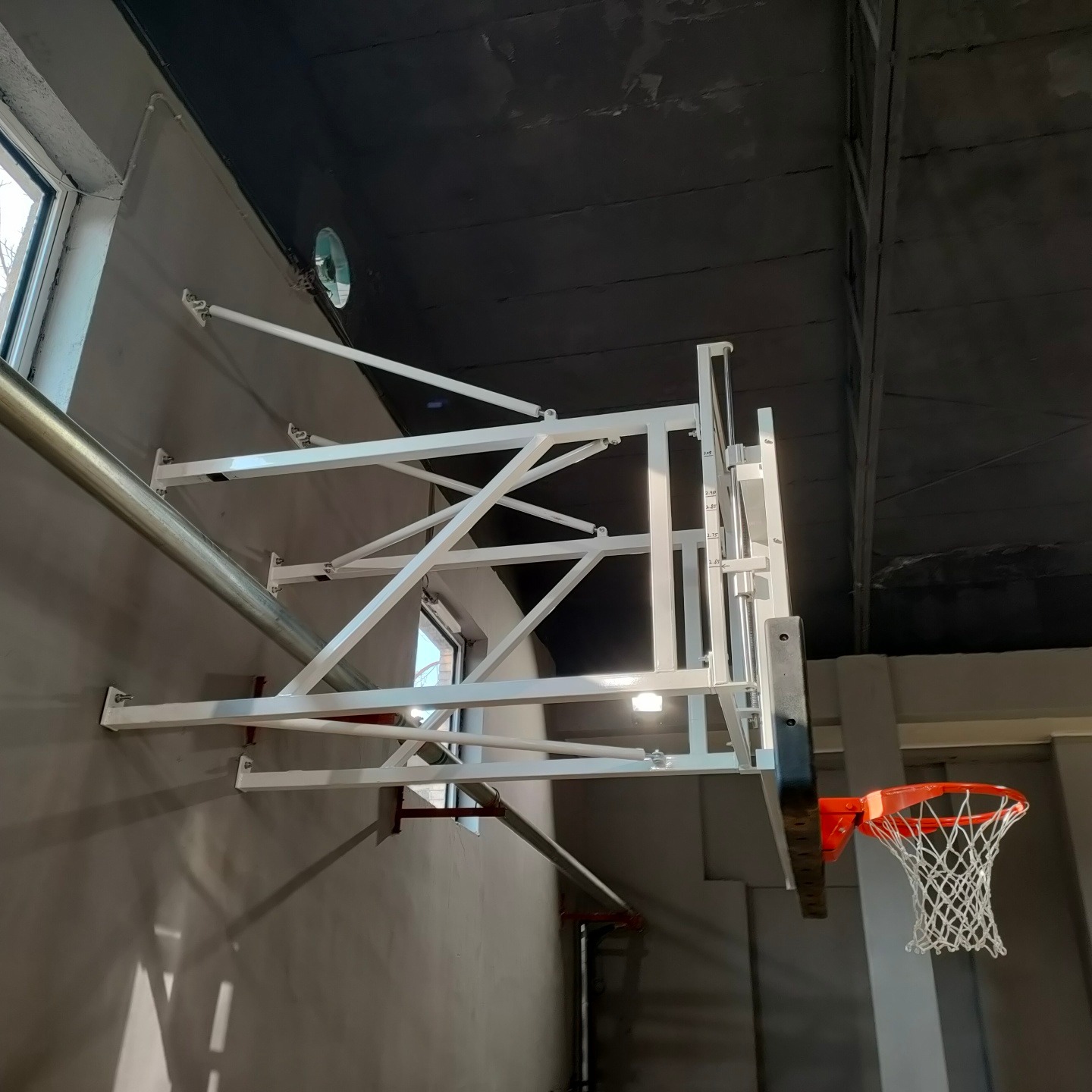 运通厂家定制销售各种规格尺篮球架定做各种异形篮球架 成人篮球架墙体悬挂式篮球架 电动液压行走高端篮球架
